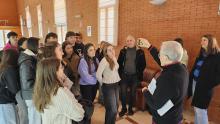 Alumnado de bachillerato del IES Sotomayor durante la visita a la exposición