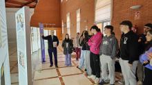 Alumnado de bachillerato del IES Sotomayor durante la visita a la exposición