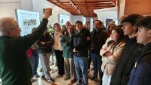 Visita de alumnado del IES Azuer junto a público interesado
