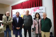 Javier Aroca junto a los concejales Pablo Camacho y Gemma de la Fuente y a miembros de la Escuela de Ciudadanía