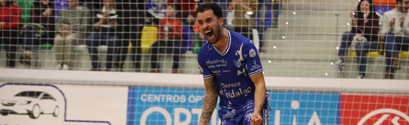 Humberto celebra un gol del Quesos El Hidalgo Manzanares FS