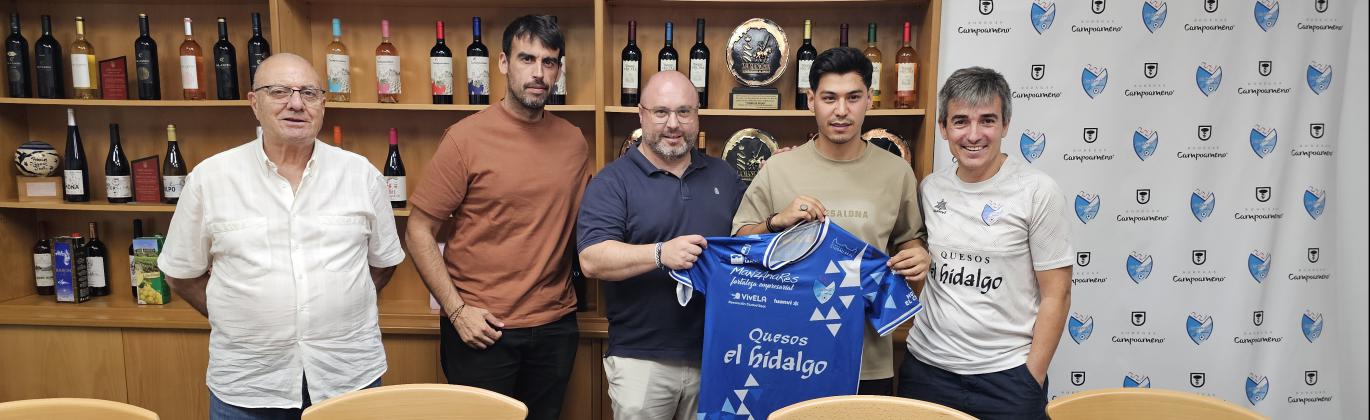 Gholami junto a directivos técnico y patrocinador
