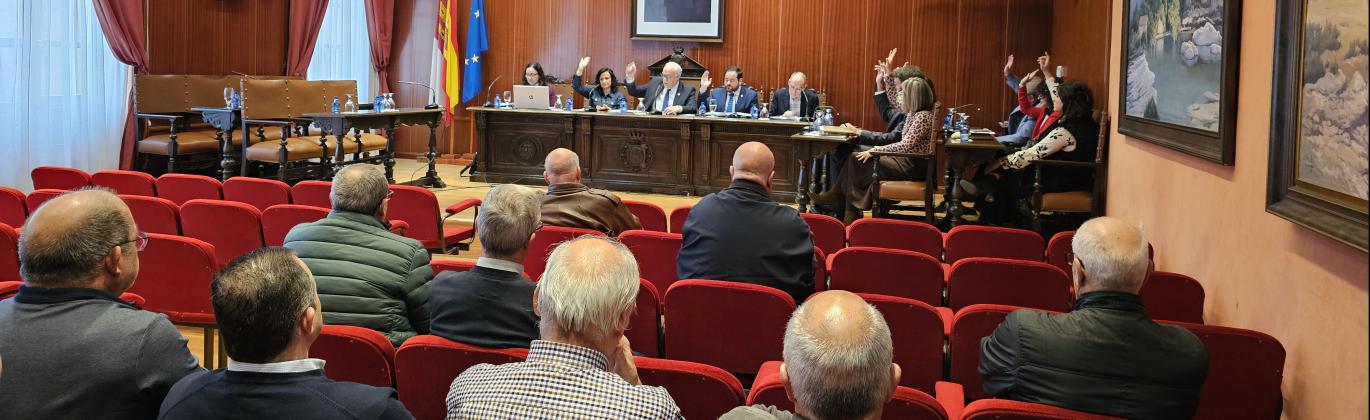 Votación de uno de los asuntos del pleno por parte de los concejales del equipo de gobierno