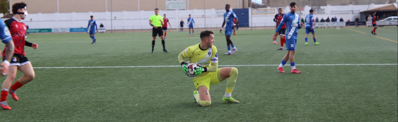 Fran Ucendo atajando un balón