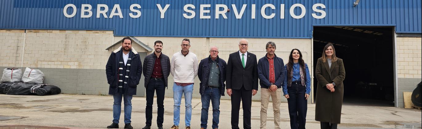 Autoridades municipales junto a responsables de la empresa Barahona