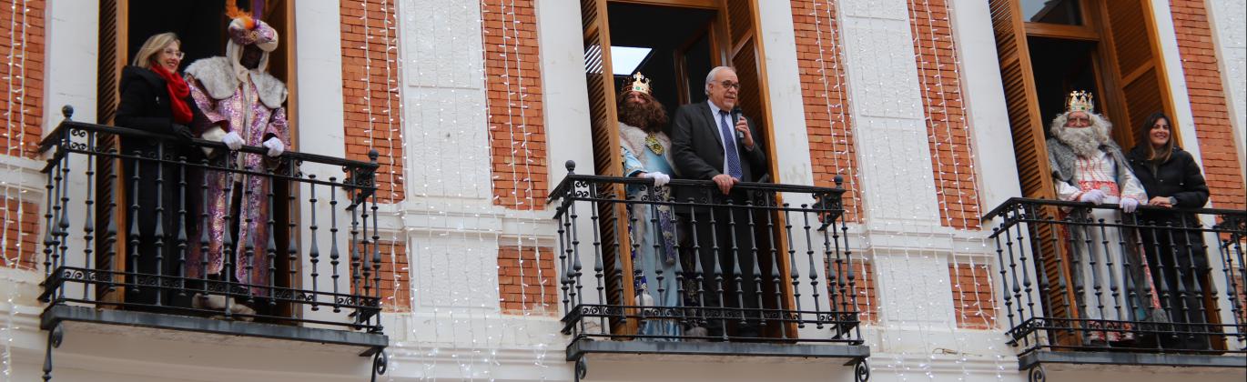 Saludo del alcalde y de los Reyes Magos en los balcones del Ayuntamiento