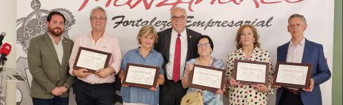Nieva y Camacho junto al personal municipal jubilado