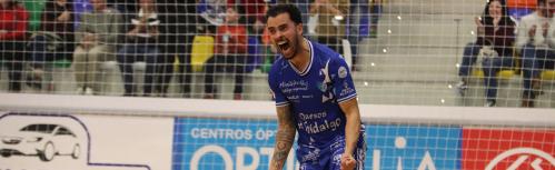 Humberto celebra un gol del Quesos El Hidalgo Manzanares FS