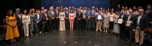 Foto de familia de autoridades y premiados
