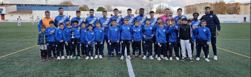 Los prebenjamines y los alevines de la Escuela de Fútbol saludaron junto al Manzanares CF antes del encuentro