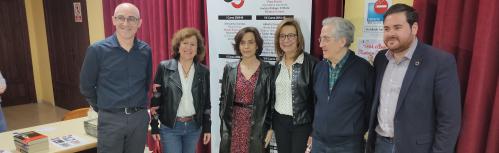 Autoridades locales y miembros de la Escuela de Ciudadanía junto a Berna González y Nuria Barrios