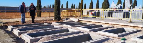 Nuevas tumbas en el cementerio municipal