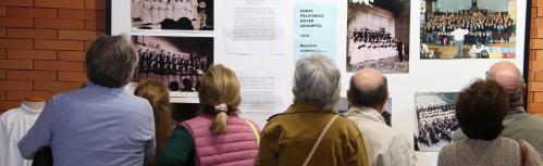 Visitantes ante uno de los paneles de la exposición