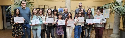 Foto conjunta de participantes con premio 