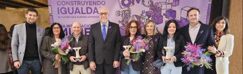 Autoridades junto a las premiadas