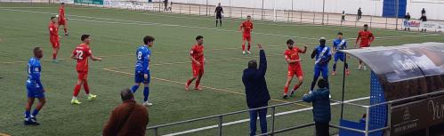 Lance del partido ante el Villarrubia a la altura del banquillo manzanareño