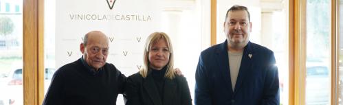 Félix y Sonia Bellido junto a Ramón Sánchez en Vinícola de Castilla