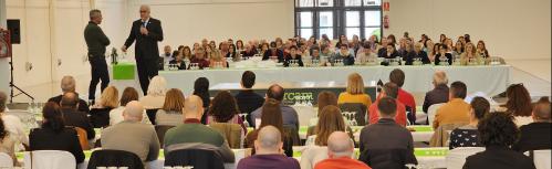 Julián Nieva saluda a los participantes en la cata solidaria junto al enólog Jorge Juan Maldonado