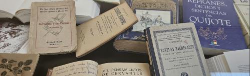 Libros expuestos en una vitrina central