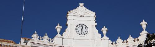 El reloj del Ayuntamiento, parado a las 12:30 horas