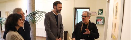 Max Delgado durante la visita a la exposición junto a los concejales de Cultura y Educación