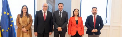 Nieva junto a parlamentarios de la provincia y a la alcaldesa de Alcázar con Óscar Puente
