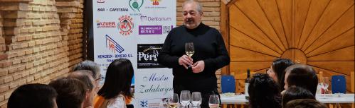 Miguel Ramírez durante una cata de vino de Acicate