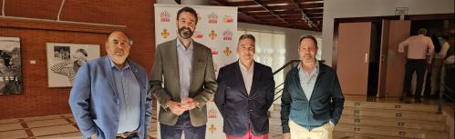 Miembros de la peña Sánchez Mejías junto al concejal de Cultura
