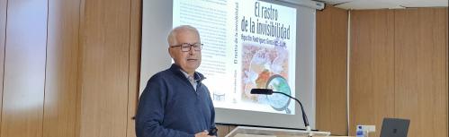 El científico Agustín Rodríguez al inicio de su conferencia en la biblioteca