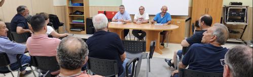Imagen de la asamblea con Valerio Céspedes en el centro de la mesa