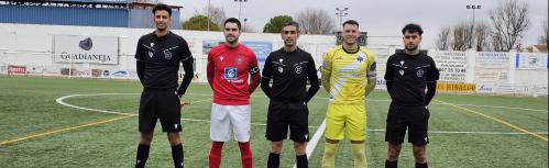 Saludo de los capitanes con el trío arbitral