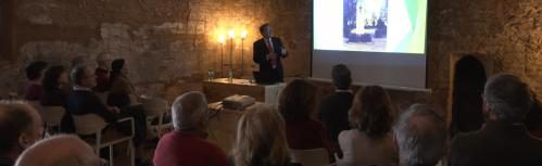 Momento de la conferencia en el Espacio Pilas Bonas