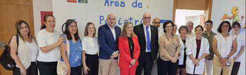 Autoridades y profesionales sanitarios en la nueva área pediátrica del Centro de Salud 1