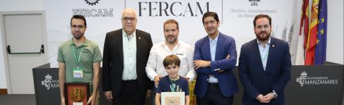 Autoridades con los ganadores de las medallas de oro de Fercam 2026