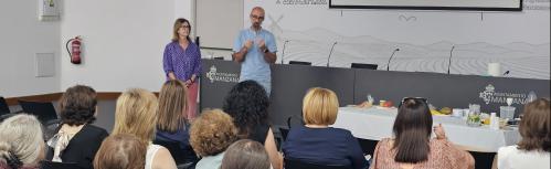 Javier Domínguez y Patricia Sorribes durante el taller de texturización