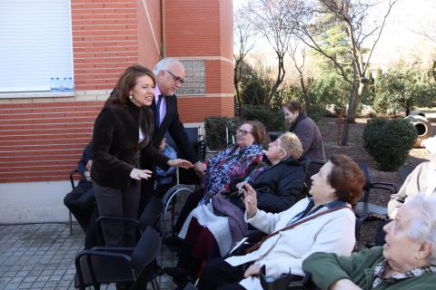Aurelia Sánchez y Julián Nieva saludan a residentes