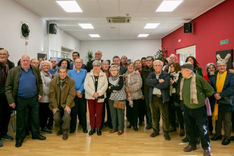 Autoridades y asistentes al acto de reapertura del Centro de Mayores