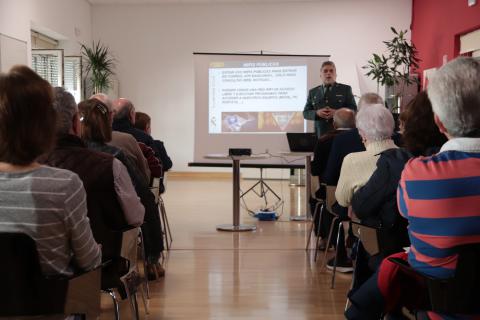 Charla sobre ciberseguridad en el Centro de Mayores