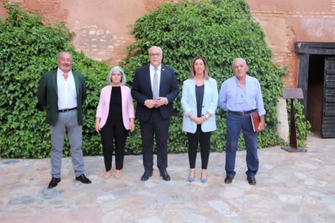 Los candidatos y candidatas a la alcaldía posaron juntos antes de la mesa redonda