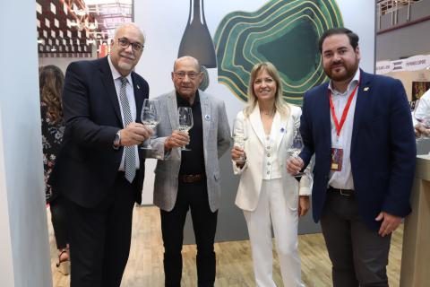 Julián Nieva en el stand de Vinícola de Castilla en Fenavin