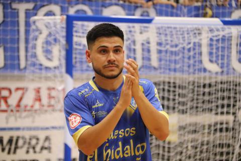 Cortés saluda a la afición en su último partido como quesero en el Manzanares Arena