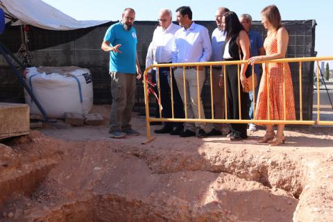 Visita de Julián Nieva y José Manuel Caballero a las exhumaciones de cinco fosas comunes en el cementerio de Manzanares