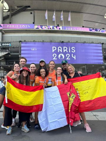 El equipo español posa junto a la familia Molina Prados Martín Buro tras su cita olímpica