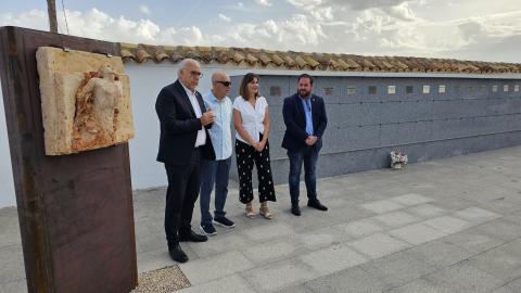 Autoridades y artista junto a la escultura