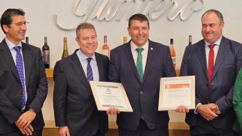 Entrega de los certificados de calidad a Bodegas Yuntero