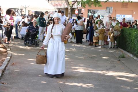 Victoria López ganó el primer premio en niñas como aguadora