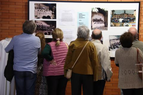 Visitantes ante uno de los paneles de la exposición