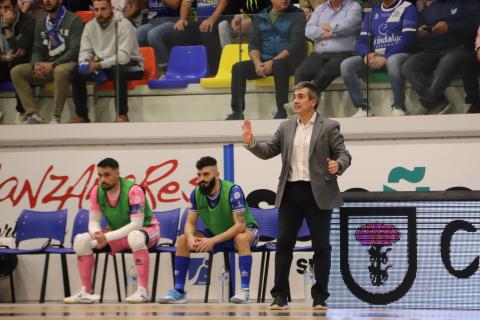 Juanlu Alonso da instrucciones durante el partido ante Osasuna Magna