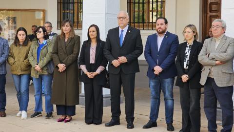 Familiares de Antonio Noblejas han participado en el minuto de silencio junto a las autoridades locales