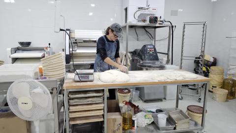 Esther Donoso en plena elaboración del pan payés premiado